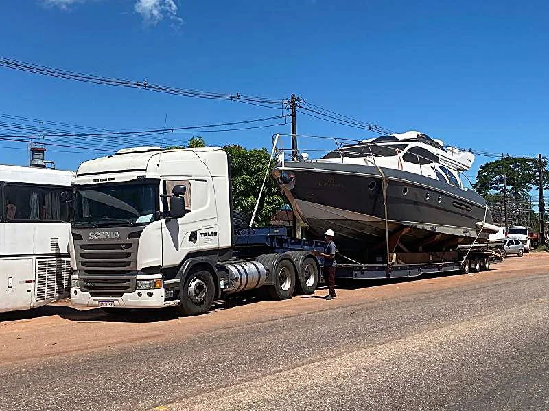 Serviço de transporte fluvial no Amazonas